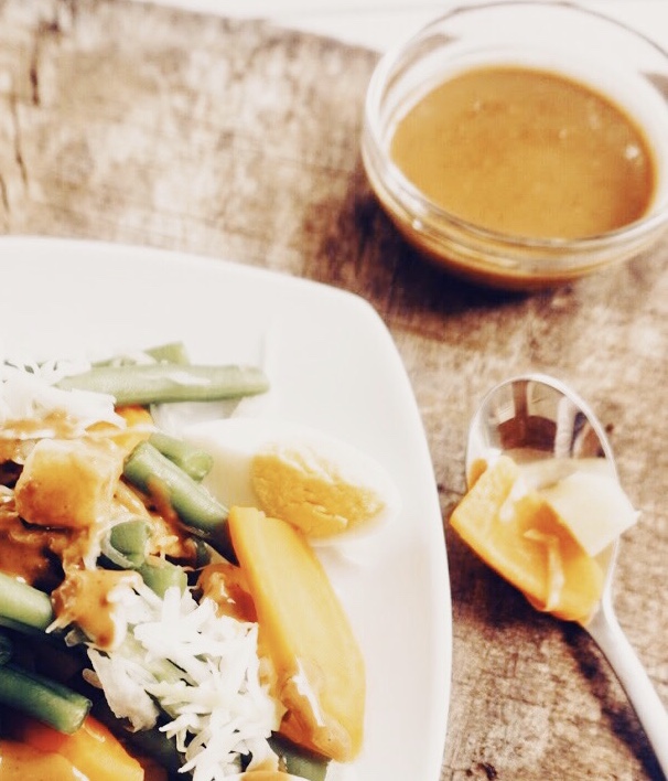 veggies and peanut sauce