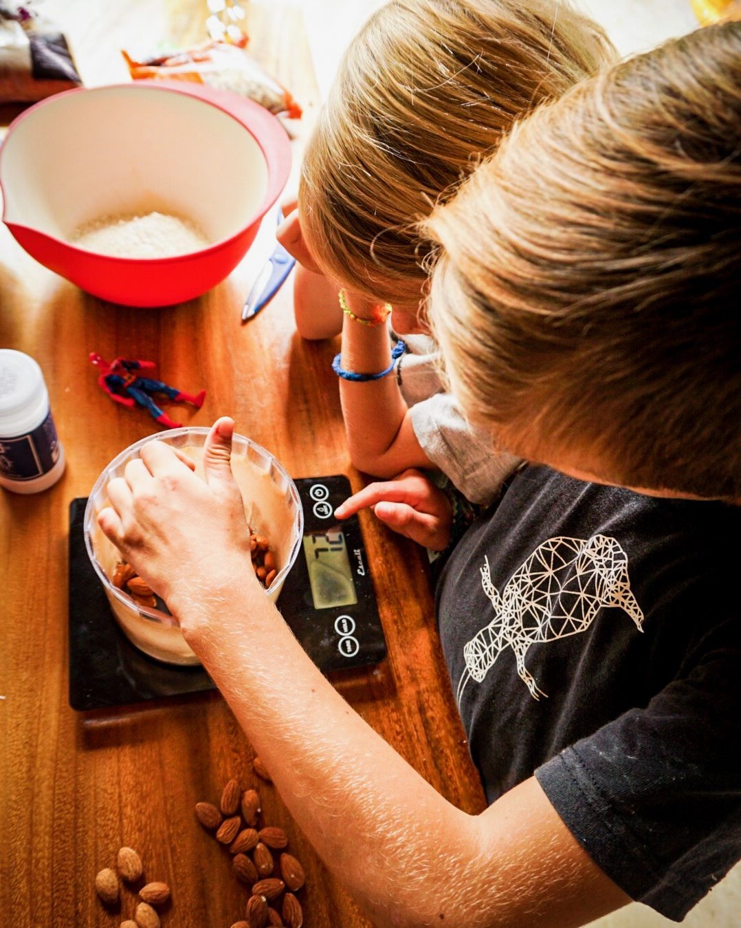 kids using a scale to measure