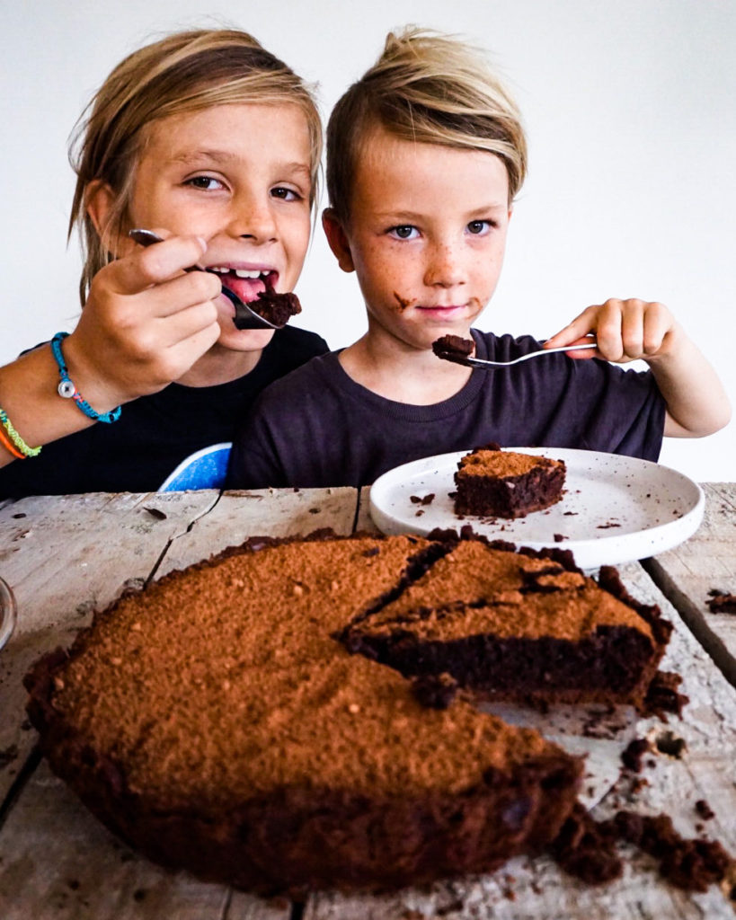 kids eating brownie pie