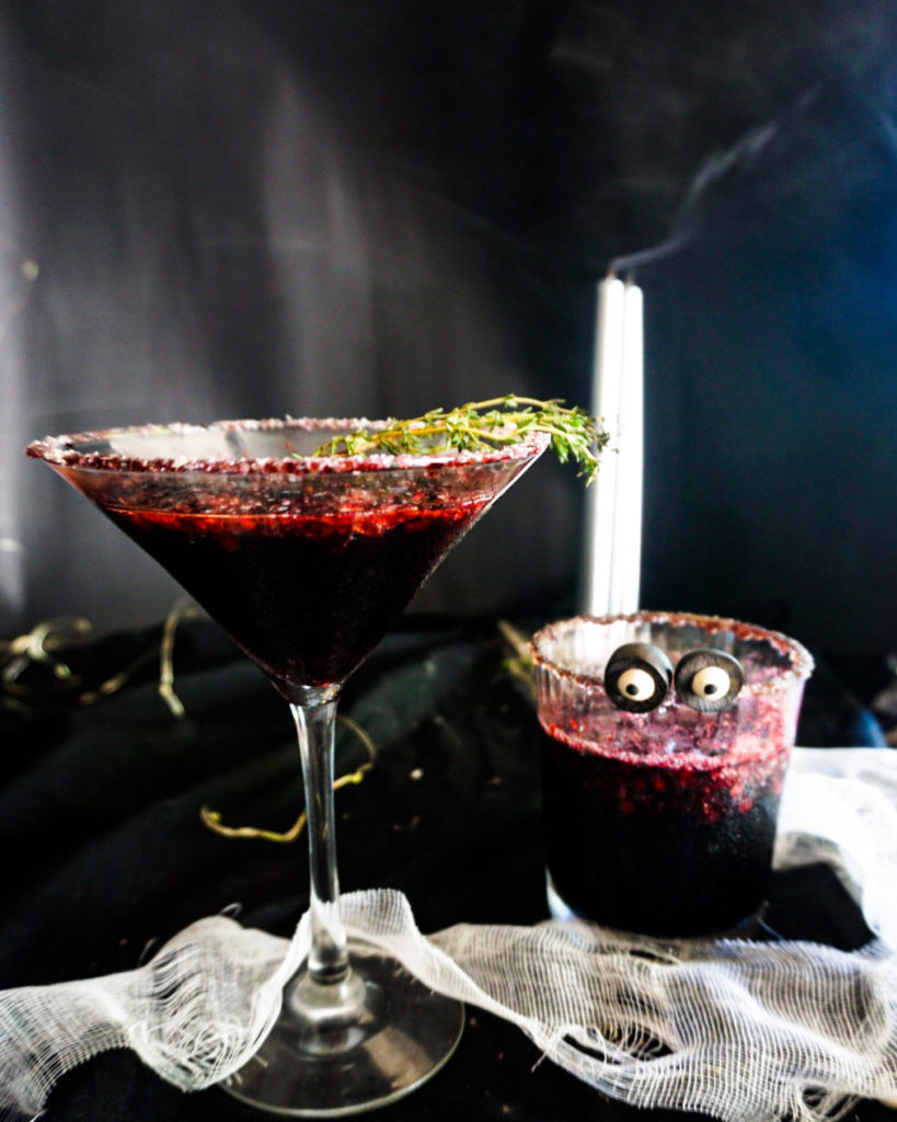 The Morticia, a Halloween's cocktail made with muddled blackberries and champagne or ginger ale for a alcohol free version