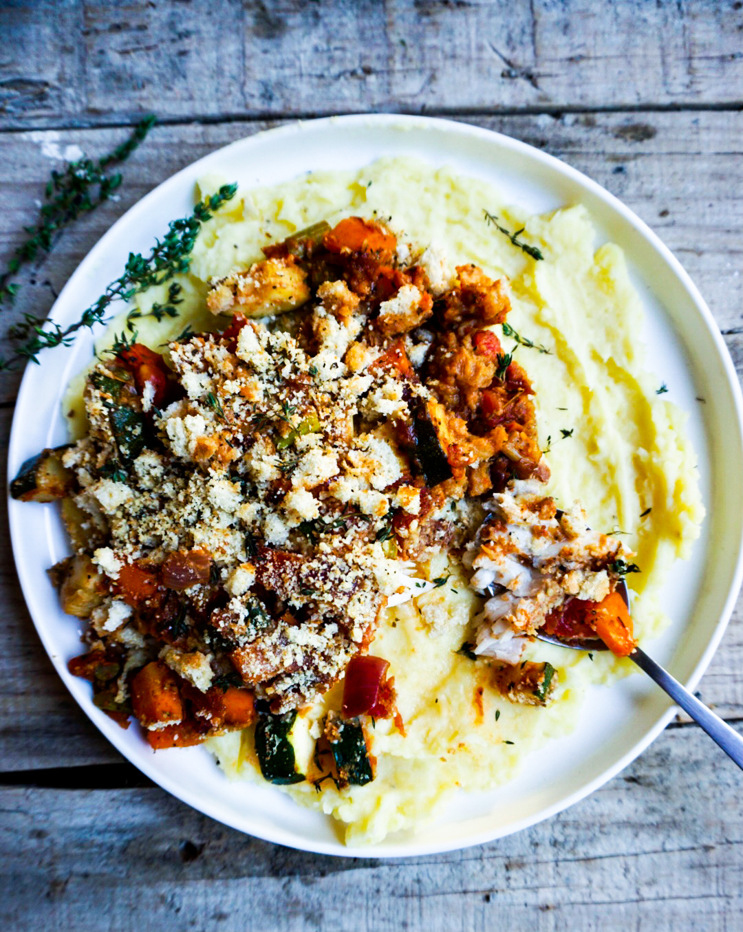 Mediterranean fish stew with herb crumble - a healthy recipe by Familicious