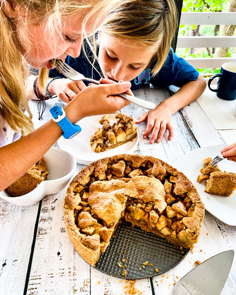 kids eating apple pie