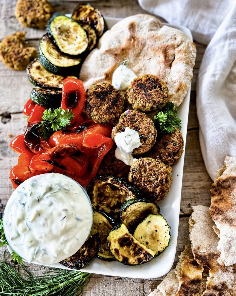 falafel platter with pita bread, tzatziki and grilled vegetables