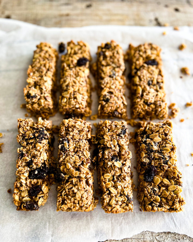 Baked raisin granola bars