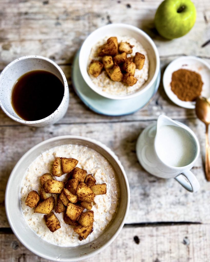 apple pie oats in bowls