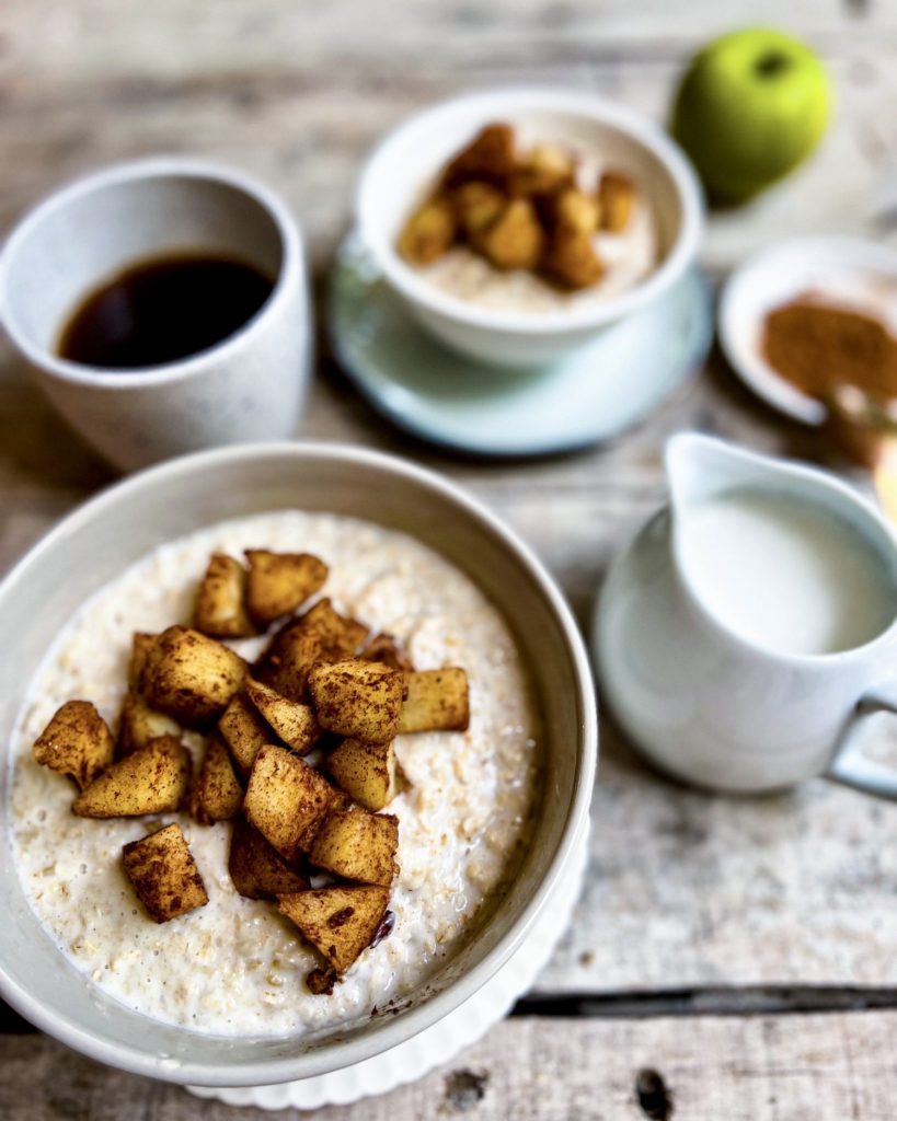 apple pie oats in bowls