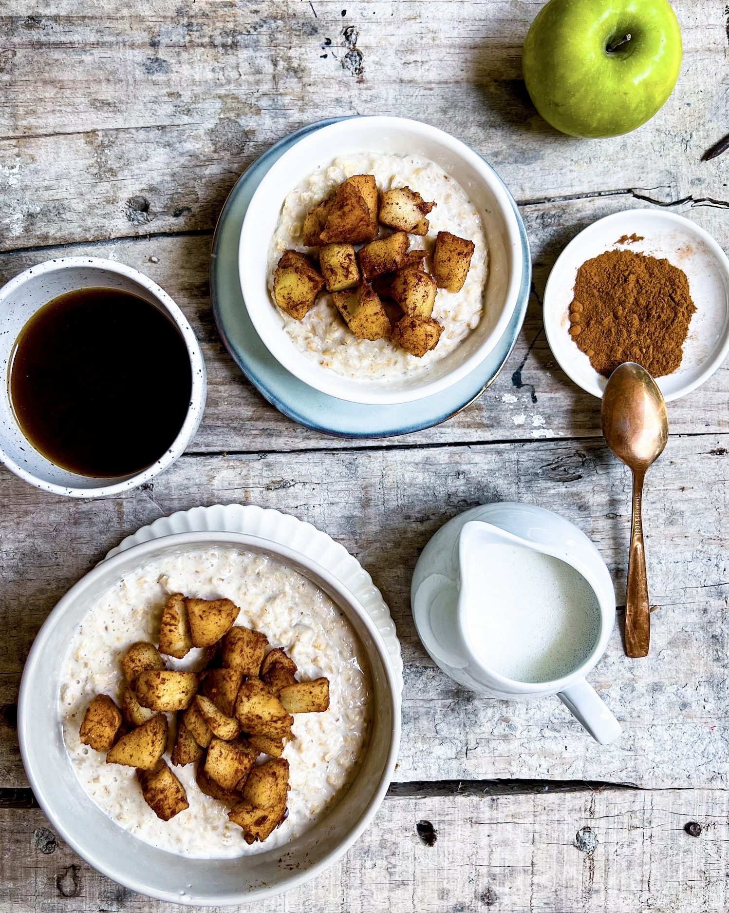 apple pie oats in bowls