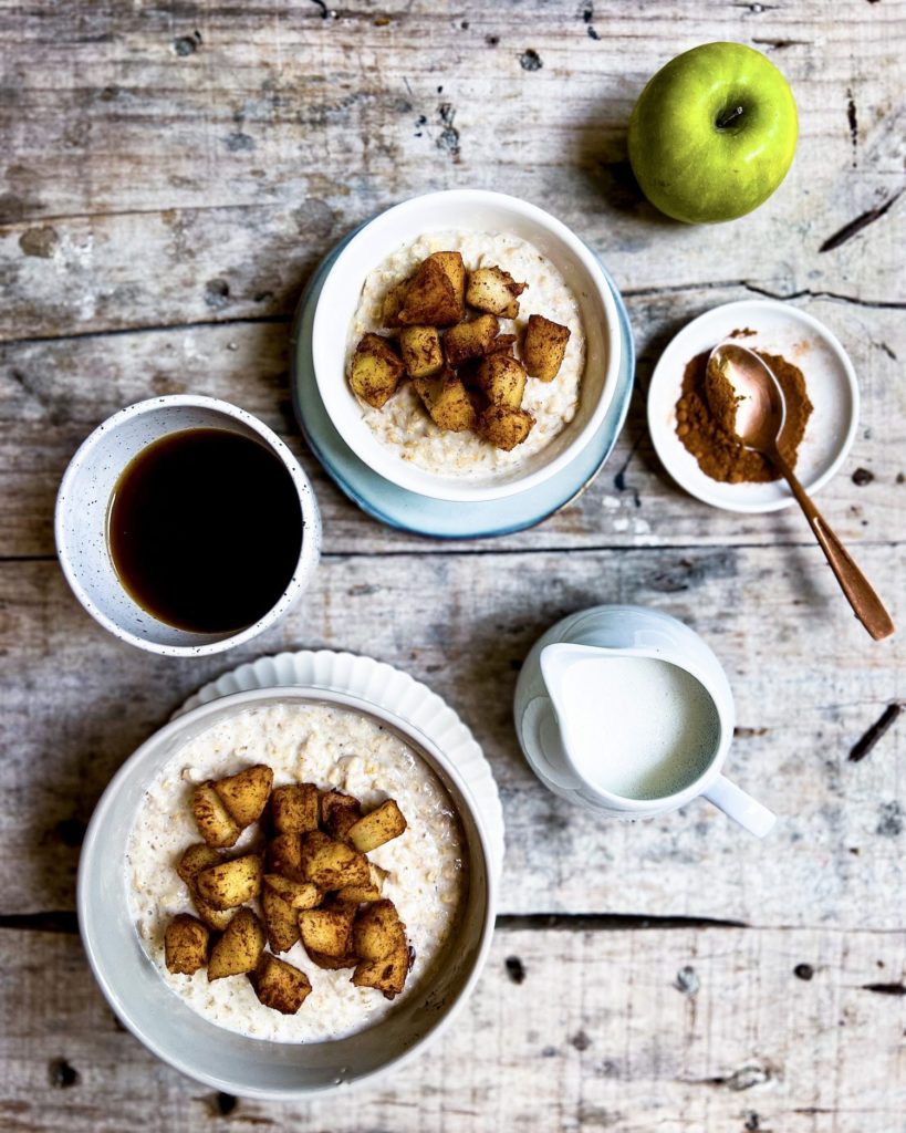 apple pie oats in bowls